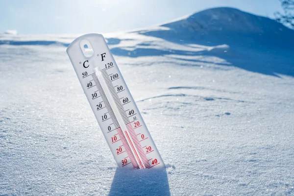 Termometern Ligger Snön Vintern Visar Negativ Temperatur Meteorologiska Förhållanden Ett — Stockfoto