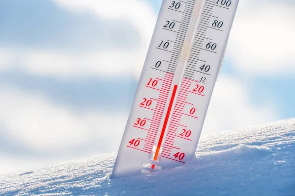 Termometro Trova Sulla Neve Inverno Mostrando Una Temperatura Negativa Condizioni — Foto Stock