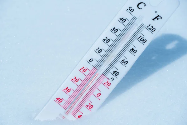 Termometro Trova Sulla Neve Inverno Mostrando Una Temperatura Negativa Condizioni — Foto Stock