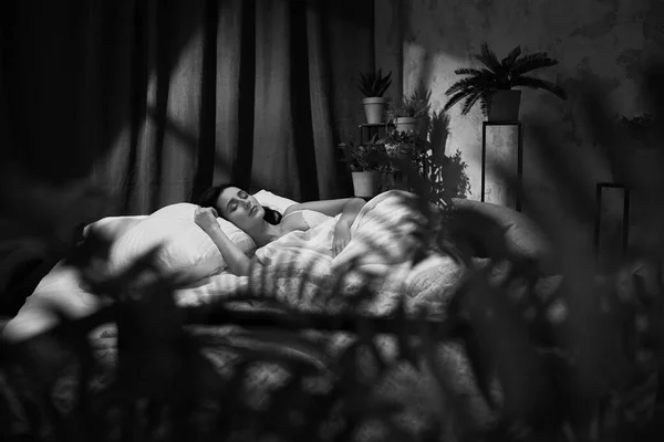 Belle Jeune Femme Dormant Dans Chambre Matin Beaux Rêves Noir — Photo