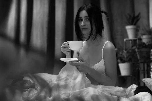 Όμορφη Νεαρή Γυναίκα Πίνει Τον Καφέ Της Στο Δωμάτιό Της — Φωτογραφία Αρχείου