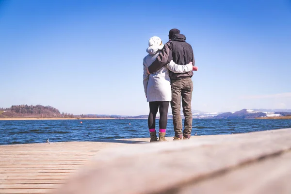 Young Couple Standing Footbridge Enjoys View Lake Winter Time — Stock Photo, Image
