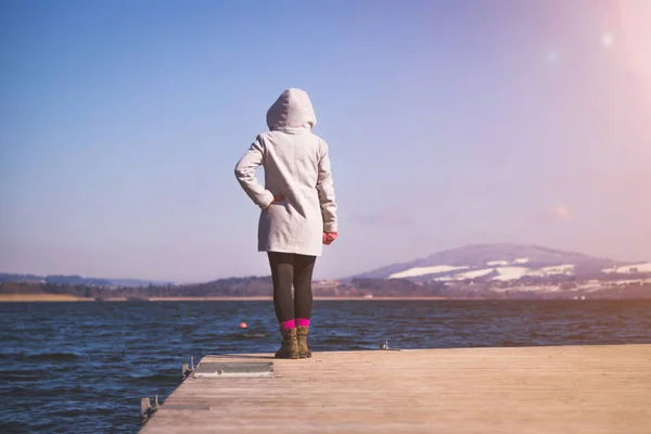 Νεαρό Κορίτσι Γκρι Παλτό Στέκεται Μια Πεζογέφυρα Και Απολαμβάνει Θέα — Φωτογραφία Αρχείου