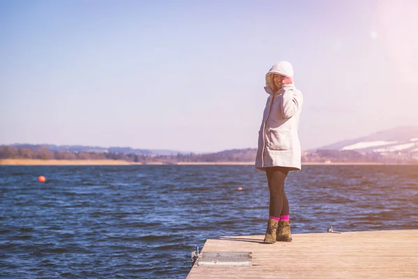 Young Girl Grey Coat Standing Footbridge Enjoys View Lake Winter — Stock Photo, Image