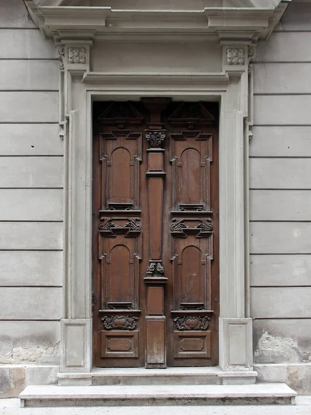Старая Деревянная Закрытая Входная Дверь Каменной Фасадной Стеной — стоковое фото