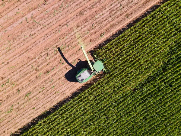Vista Aerea Del Trattore Sul Campo Dei Campi Agricoli — Foto Stock