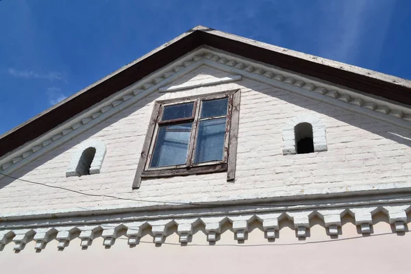 Dachgeschossfenster Auf Altem Weißen Backstein Altes Haus Weißrussland Mit Blauem — Stockfoto