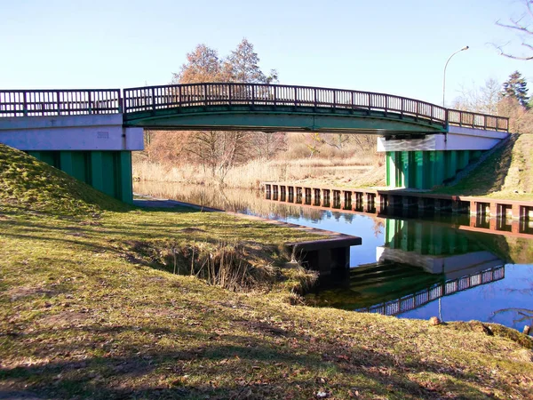 Γέφυρα Πάνω Από Ποτάμι Στο Πάρκο — Φωτογραφία Αρχείου