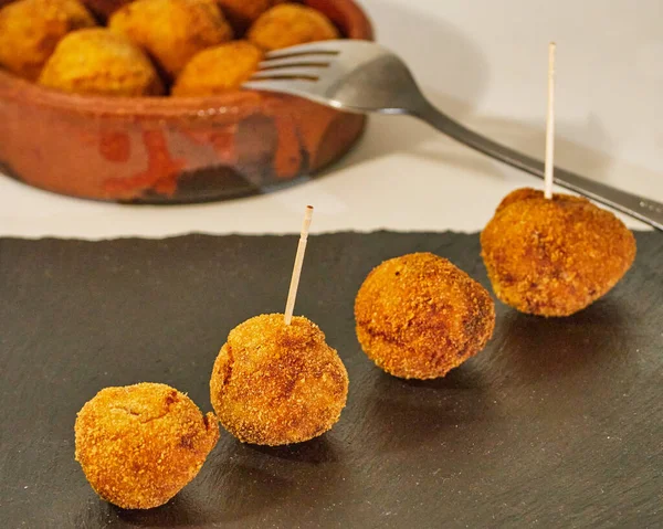 Pincho Kulatých Kroket Černé Břidlicové Desce Zdobené Kroketami Misce Bláta — Stock fotografie