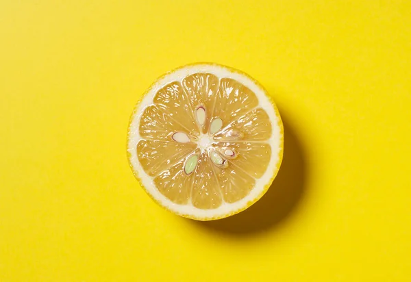 Limones Cortados Por Mitad Colocados Sobre Fondo Amarillo Vista Desde — Foto de Stock