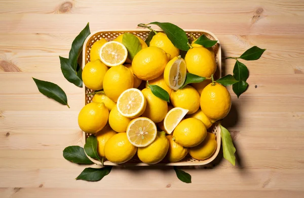 Muitos Limões Cesto Limões Corte Fundo Madeira Vista Directamente Cima — Fotografia de Stock