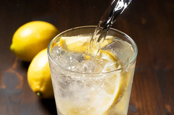 Geben Sie Sodawasser Ein Glas Zitrone Das Vor Einem Dunklen — Stockfoto