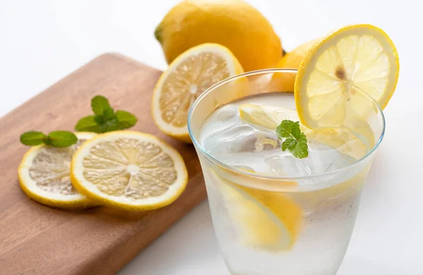 Limonada Limón Fresca Con Menta Hielo Sobre Fondo Blanco —  Fotos de Stock