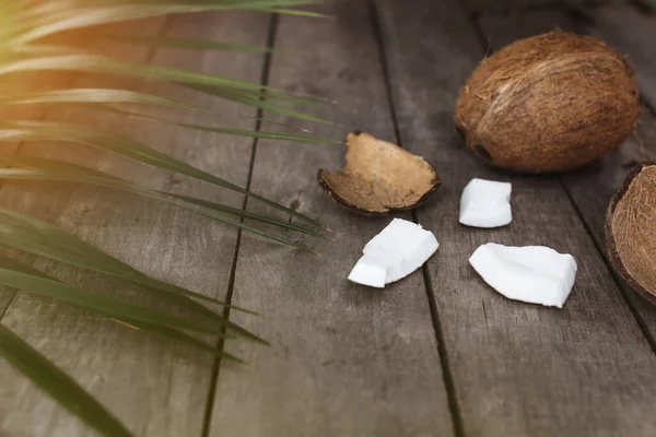 Cocos Quebrados Fundo Madeira Cinza Com Folha Palma Polpa Coco — Fotografia de Stock