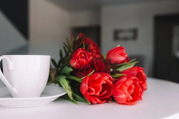 Kytice Červených Tulipánů Stole Bílý Šálek Kávy Koncept Přání Uvítanou — Stock fotografie
