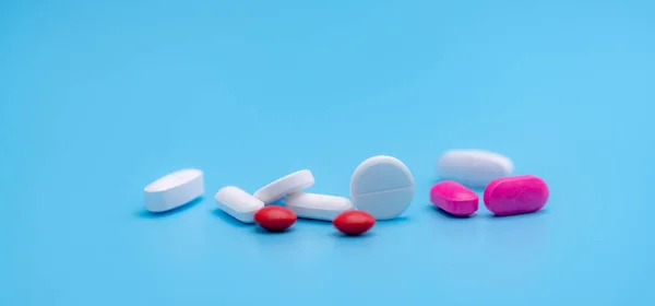Baner Apteczny Białe Różowe Tabletki Niebieskim Tle Okrągłe Owalne Tabletki — Zdjęcie stockowe