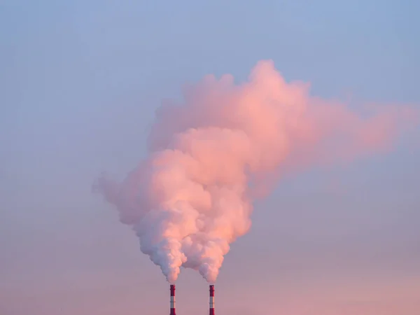 Rook Uit Schoorstenen Van Verwarmingsinstallaties Luchtverontreiniging Fabriekspijpen Met Rook Ijzig — Stockfoto