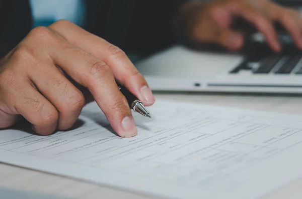 Gerente Sostiene Pluma Los Documentos Solicitud Empleo Escritorio — Foto de Stock