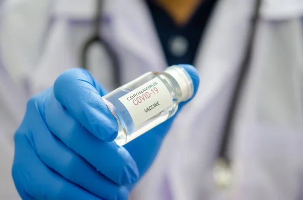 Doktor Laboratuvar Covid Aşı Tüpü Koronavirüs Aşısı Tutuyor Coronavirus Aşı — Stok fotoğraf