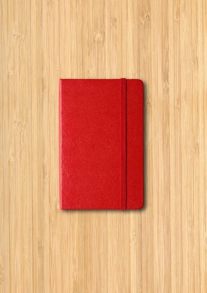 Vermelho Fechado Notebook Mockup Isolado Fundo Madeira — Fotografia de Stock