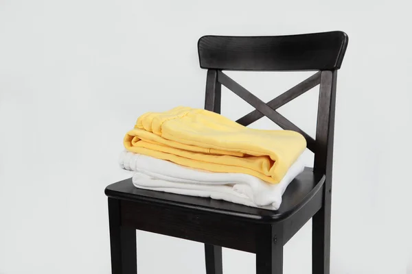 Pantalon Survêtement Chaud Coton Blanc Jaune Repose Sur Une Chaise — Photo