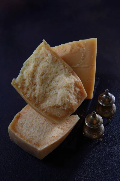 Large Chunks Hard Cheese Black Background Italian Parmesan Cheese Vertical — Stock Photo, Image