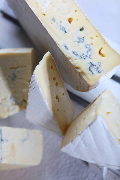 柔软的白色奶酪 蓝色的霉菌在白色的木制盒子里 放在白色的盘子里 垂直的照片 几块奶酪 芝士分类 注意力不集中 顶部视图 — 图库照片