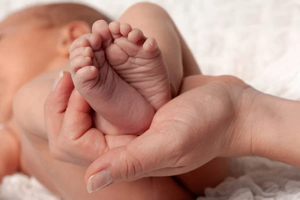 Närbild Baby Fötter Vit Bakgrund — Stockfoto