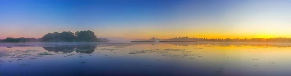 Gölün Üzerinde Güzel Bir Gün Batımı — Stok fotoğraf