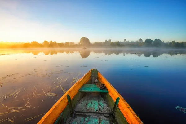 湖の上の美しい霧の日の出で漁船 — ストック写真