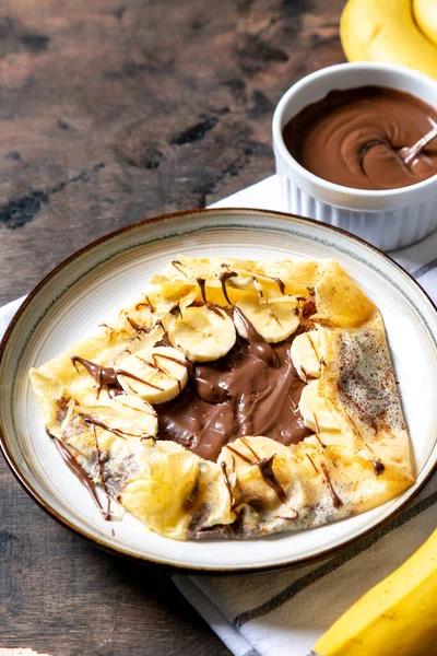 Crêpes Dunne Pannenkoeken Een Bord Chocolade Hazelnoot Spread Banaan Gevulde — Stockfoto