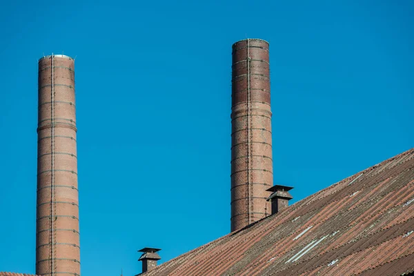 Oude Roestige Metalen Schoorsteen Achtergrond Van Blauwe Lucht — Stockfoto