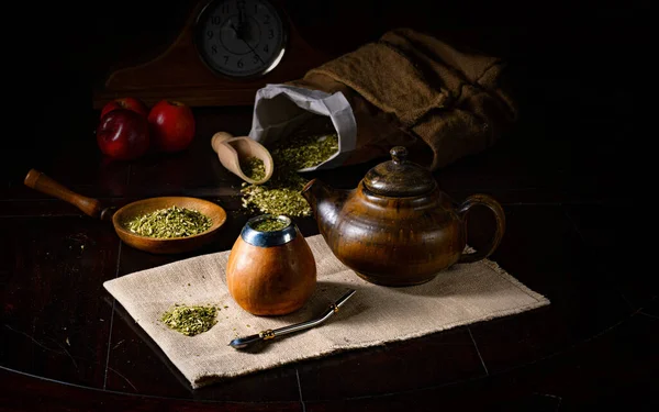 Herbata Zielonymi Ziołami Przyprawami Drewnianym Stole — Zdjęcie stockowe