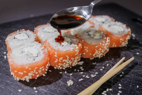 Sushi Rollen Set Geserveerd Zwart Bord Donkere Achtergrond Gieten Met — Stockfoto