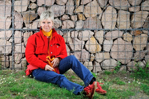 Portretul Complet Unei Femei Mature Blugi Albaștri Jachetă Roșie Pantofi — Fotografie, imagine de stoc