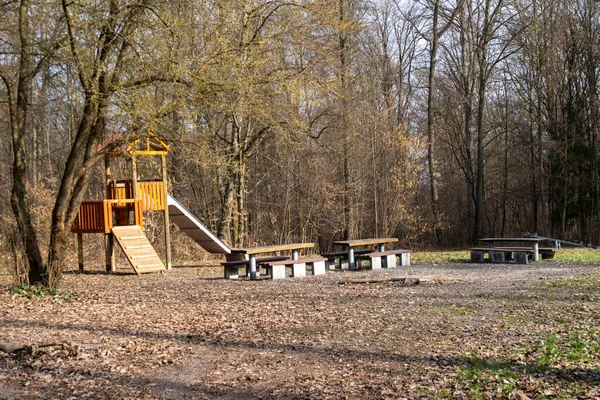 Ślizgawka Wieża Wspinaczkowa Dla Dzieci Polanie Lesie — Zdjęcie stockowe