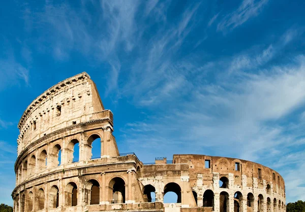 ローマ イタリア 青空を背景にしたコロッセオ外観のアーチ型建築と雲 — ストック写真