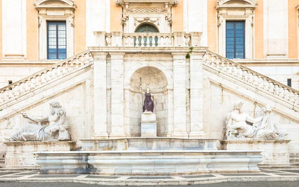 ローマ イタリア ルネッサンス様式の傑作 パラッツォ セナトリオの階段の眺め 2段の階段はミケランジェロがカンピドリオ広場計画の一環として設計したものである — ストック写真