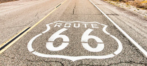66号公路路标 一条没有人的历史性街道经典的旅行和冒险概念 以一种古老的方式 — 图库照片