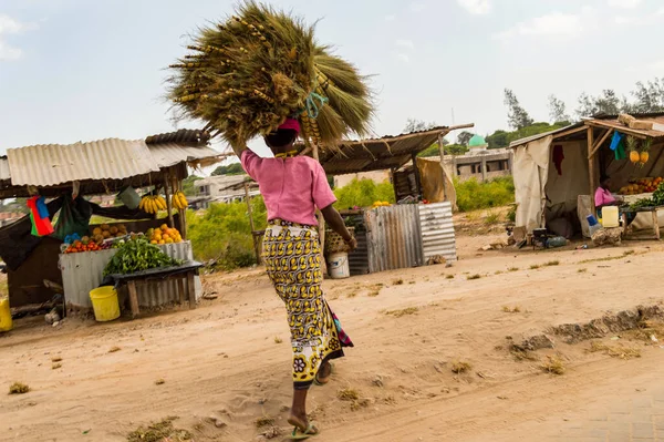 Mulher Africana Carregando Pacote Cabeça Pequeno Mercado Perto Watamu Quênia — Fotografia de Stock