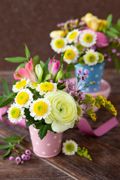 Beau Bouquet Fleurs Dans Panier Sur Fond Bois — Photo