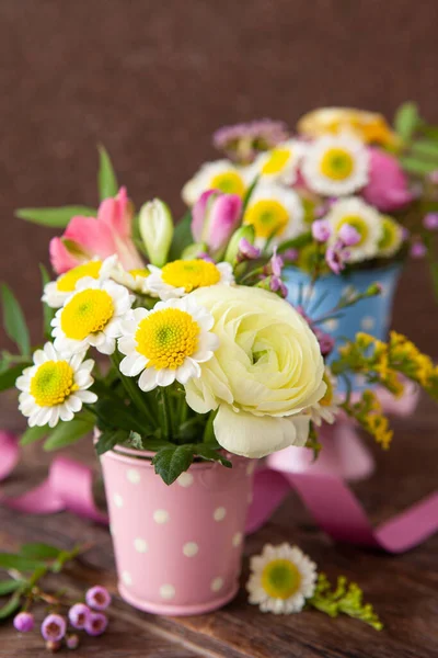 Beau Bouquet Fleurs Dans Panier Sur Fond Bois — Photo