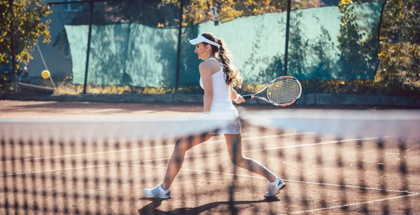 Fit Junge Frau Bekommt Einen Ball Auf Dem Tennisplatz — Stockfoto