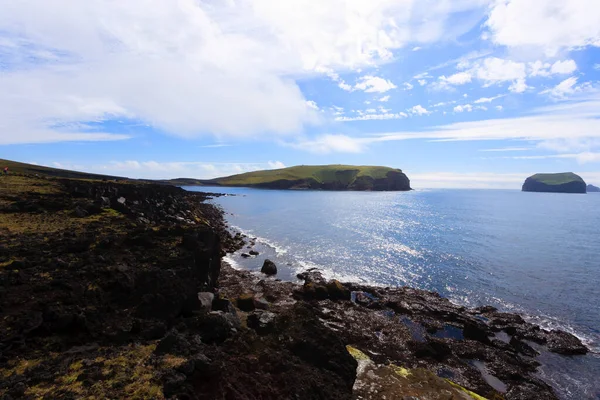 Vestmannaeyjar Vista Praia Ilha Com Surtsey Ilha Fundo Islândia Paisagem — Fotografia de Stock