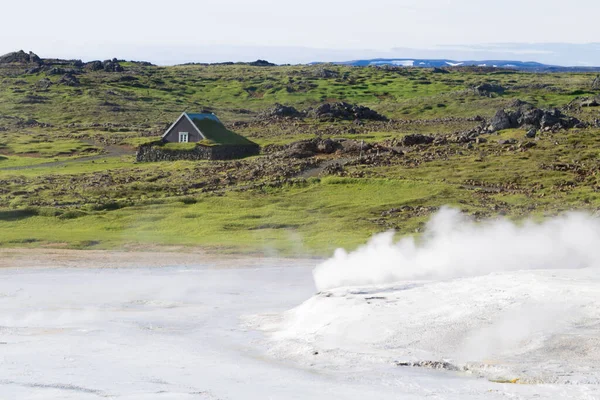 Vackert Landskap Med Flod Och Ett Litet Vattenfall — Stockfoto