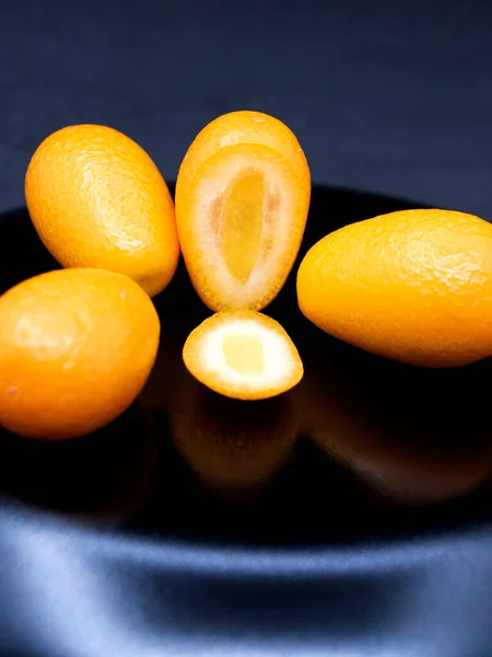 Gul Mogen Kumquat Svart Bakgrund Exotisk Frukt — Stockfoto