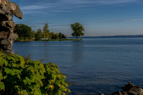 秋にシュヴェリーンと呼ばれるドイツの都市の湖への眺め — ストック写真