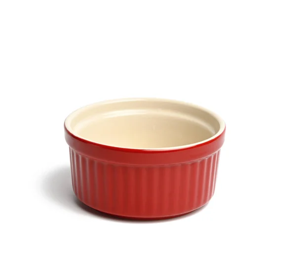 白い背景に隔離された赤いセラミック製の丸いカップケーキ焼き皿を閉じます — ストック写真