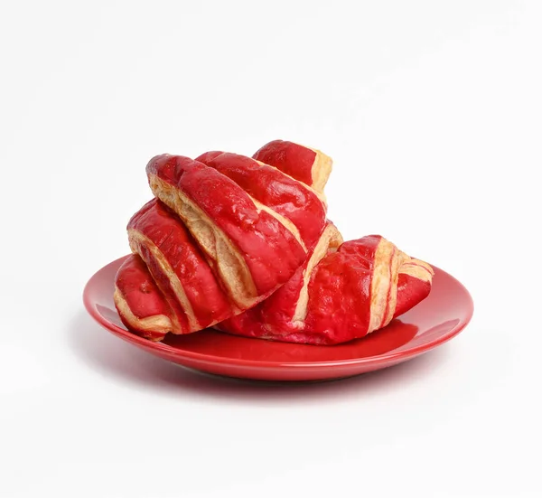 Croissants Horno Con Esmalte Cereza Plato Cerámica Roja Fondo Blanco — Foto de Stock