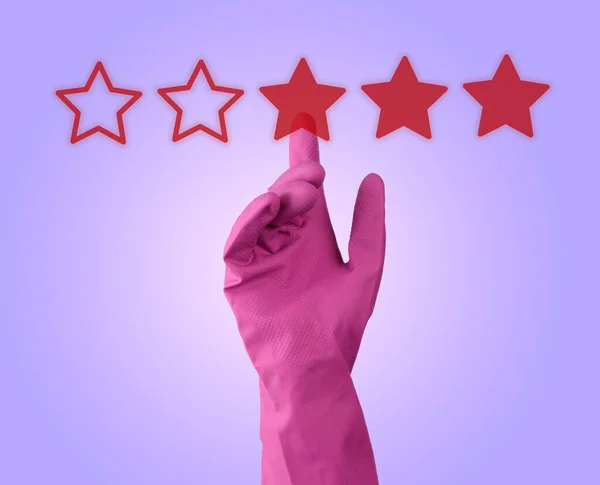 Красные Звезды Рейтинга Рука Розовой Резиновой Перчатке Сиреневом Фоне Крупным — стоковое фото